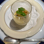 アピシウス - アミューズ：トウモロコシのムース、コンソメジュレ、ツブ貝のカクテル