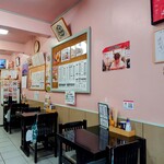 味楽 - 店内入って右側の壁。
