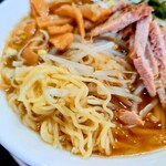 味楽 - 丁度よい茹で加減の、"中固"中細麺。