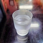 味楽 - 着席後すぐに提供してくれる、冷たいお水。