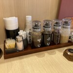 とんかつ 神楽坂 さくら - ドレッシング２種　ソース２種　他調味料