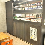 居酒屋 紅あかり - 地下のドリンクカウンター。