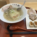 自家製麺中華そば たか城 - 料理写真:特製塩中華そば。