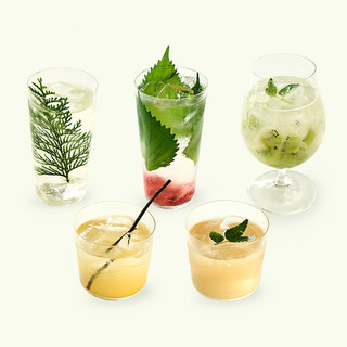 国産ワインや季節限定クラフトビール、オリジナルカクテルも