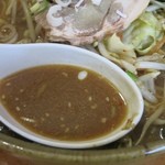 鑫源楼 - みそラーメンのスープ