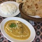 インド料理 パリワル - バンジャラチキンティッカカレー&ライスにタンドリーロティー(1枚¥220)を追加