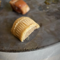 京の鴨料理 北斎 - 前菜の中の一品　京鴨のレバーパテが最中に！