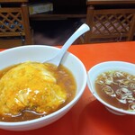 自由軒 - ★★★★天津チャーハン 950円 甘いチャーシューがゴロゴロ入った大盛り炒飯に甘い餡の海！中華スープも期待通りでCP高い！