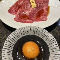 焼肉 徳川苑 - 特選和牛上ロース トリュフ卵黄たれ