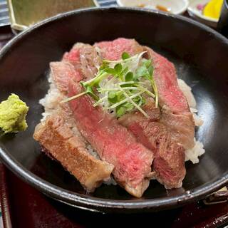 旅行気分を盛り上げる看板メニュー「足柄牛ステーキ丼」「鮑丼」