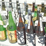 三郎丸 - エントランス脇に並んだお酒