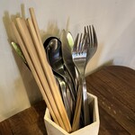 トルコライスNATIONAL - フォーク、スプーン、ナイフ、箸、ナフキンが用意されている