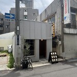 トルコライスNATIONAL - 失礼ながら外観はたいしたことないけど、店内はオシャレで小綺麗にされている