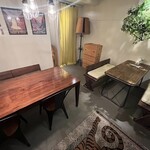 トルコライスNATIONAL - 2つのテーブルは横幅があり、トルコライスがワンプレートなだけに5人ぐらいなら楽に食事出来る