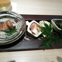 竜むら - 鱧の押し寿司→いちじくのゴマソース→鮑
                