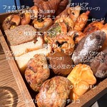 flour+water - 席にこのように持って来ていただいた中から4つ選べます。店員さんが丁寧にひとつずつパンの説明をしてくださいます。