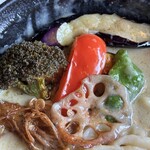 うどん工房かたつむり - 素揚げの野菜　かぼちゃが隠れています