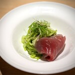 マンサルヴァ - 青紫蘇、青葱、青魚のトリプルブルー。
      このケンケン鰹なる鰹ちゃんが、とてもきれいな味わい。
      また、美しいグリーンの冷製パスタが、たまらない美味しさなのです。
      今までの中でも、トップクラスのお気に入り♪