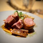 303758244 - おおっ！正真正銘のピレネー産アニョー・ド・レ！
                    嬉しい♪
                    丸いヒレ肉のサイズを見れば、どれだけ仔羊か分かります。
                    ヒレはムニュッと柔らかく優しいし、背肉はクリーミーで円やかな美味しさに惹かれます。