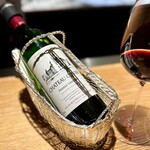 マンサルヴァ - こちらのペアリングでボルドーは初めてかも。
      シャトー・オリヴィエの1988年。37年熟成とは思えない若々しさ。
      まだエッジさえレンガ色がかっていませんが、それでもタンニンは溶けていて、たまには良き。