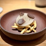 マンサルヴァ - ストロッツァプレティなんて、初めて聞きました。
      トロフィエっぽいですね。乾麺なのですが歯応えもしっかり。
      玉ねぎの上には、鴨の砂肝。下には鴨のラグー。
      個性あるカスメリティというハーブが効いています。