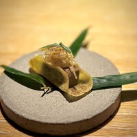 マンサルヴァ - 鮎のパテが、めちゃめちゃ上手なのよ♪
                    それを使って、同じくじゃがいもと合わせたパスタが一昨年ぐらいにあったのだけど、いまだに印象に強く残ってるぐらい。
                    もちろん、このアミューズもお見事。