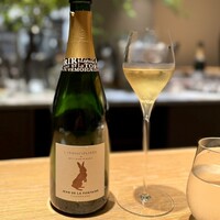 マンサルヴァ - 以前に、同じ作り手さんのをいただきましたが、こちらはブラン・ド・ブラン。
                    インパクトは完全に青リンゴ！
                    よりキリリとしていて、ほのかないい苦味を残します。