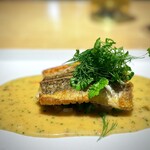 マンサルヴァ - おっ、また出た(^^)
      温前菜＝魚メインぐらい立派シリーズ！
      穴子を揚げて、ブールブランのようにバターの効いたソースで。
      ディルなどのハーブのふんだんに、フレンチ的で、こちらも気に入った一皿♪