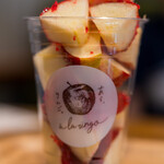 あら、りんご。 - 料理写真:カットしてもらったりんご飴