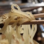 近江牛ホルモン いるもん - 透明感のある麺