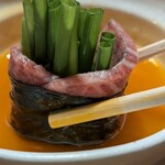 近江牛ホルモン いるもん - 玉子に付けて頂きます