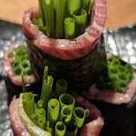 近江牛ホルモン いるもん - 脂が美味しいのよ。海苔とネギとたくあんとのバランス最高