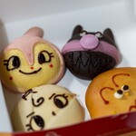 ジャムおじさんのパン工場 - 上）ドキンちゃん、ばいきんまん、下）ロールパンナ、カレーパンマン