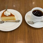 アンテノール - 料理写真:ブレンドコーヒー（ホット） 税込550円とベイクドチーズケーキ 税込550円のセット割110円でセット価格税込990円（R6.12時点）