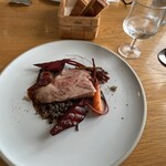 donner - 鹿児島豚のロースト(下に敷かれたﾜｲﾙﾄﾞﾗｲｽ[ﾏｺﾓ科]が新食感で面白い!)