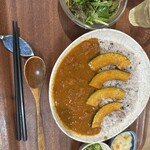 野菜とつぶつぶ アプサラカフェ 伊丹店 - こちらはトマトカレーセットです。ご飯も16穀？米と玄米が選べます。