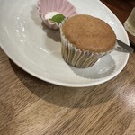 野菜とつぶつぶ アプサラカフェ - マフィンの種類も何種類かあり、こちらはプレーンですが、ついているクリームも脂肪なのかヘルシーな感じがして自然な甘みでおいしかったです