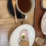 野菜とつぶつぶ アプサラカフェ - ハニー、ジンジャーティーホットとプレーンのマフィンを頼みました