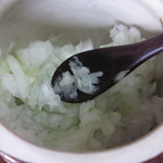 麺や 司 - 卓上の玉葱を入れても美味しいです。