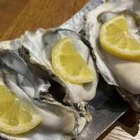 Seafood bar Ermitage 横浜鶴屋町店 - 生牡蠣の3種盛り
