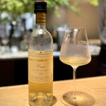 マンサルヴァ - カシのワインって、もっとドライでライトで気軽なイメージですが、こちらはしっかりボリュームがある。
      マルサンヌやクレレットだそうですが、ハーブの爽やかさもソースのバターも、どちらも受け止めます。