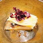 イル アオヤマ - マナガツオの上にイタリアのアスパラ