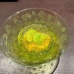 イル アオヤマ - そら豆のムースに近江牛のジュレ