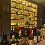 薬酒バー タイム - 薬酒がズラリのカウンター