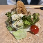 鉄板焼 天晴れ - フライド麺？がアクセントになっていてドレッシングが美味しいサラダ。シャキシャキ冷え冷えでサーブされます。