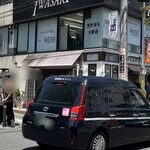パティスリー・パリセヴェイユ - 並び方：店の入り口並んで､その先は車道を超えた縁道にL字型に並びます。
