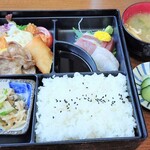 どん家 - 日替わり弁当￥1,000