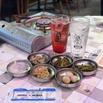 当店のおしぼりはチケット仕様♪韓国おつまみなどのお通し6種はおかわり自由◎