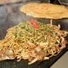 とら福 - 焼きそば、奥にお好み焼き