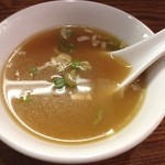 油屋  - 油そばに作るスープラーメンのスープなのかな?牛骨の風味がする。